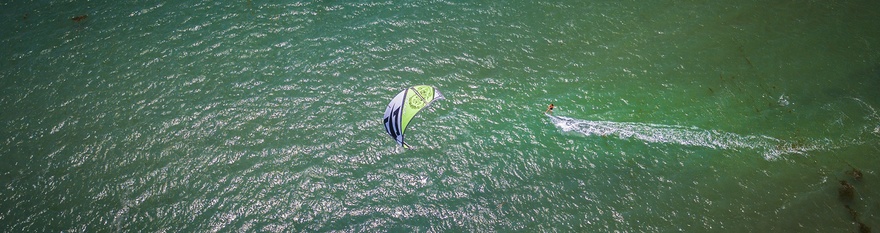 Kitesurfing in Lignano Sabbiadoro, adrenaline in the waves