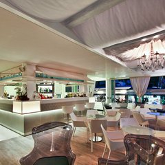 Sala interna Cocktail Bar H2no