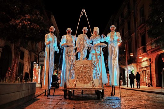 White Parade - Parata sui trampoli