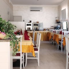 L'Hotel Orchidea di Lignano Sabbiadoro è un hotel 3 stelle affacciato su Via Latisana. Albergo ristrutturato con colazione a buffet, ristorante con cucina casalinga e servizio spiaggia incluso nel prezzo della camera