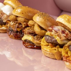 panini ricchi e ingredienti di alta qualità, un servizio agile e digitalizzato, e una location a misura di spiaggia, ideale per chi cerca un’esperienza culinaria completa anche sotto l’ombrellone.