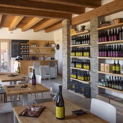 Il nostro Wine Shop in cui è possibile ristorarsi con un calice di Vino Ca Modeano e mangiare dei crostini o taglieri di affettati e formaggi in abbinamento.