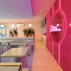 LouisINO è agile, ma ogni dettaglio, dal packaging al menù, è pensato per valorizzare l’esperienza di chi lo vive. È una risposta concreta alla domanda di un’estate smart e rilassata, ma con il nostro tocco unico.