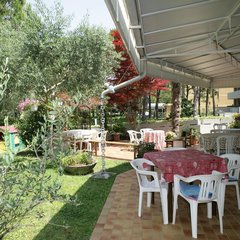 L'esterno con giardino dell'hotel Rosapineta a Lignano