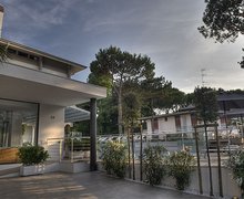 Die Außenansicht des Hotels Erica in Lignano