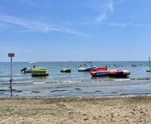 banana boat e gonfiabili da traino sulla spiaggia di sabbiadoro con watersports adrenalina lignano