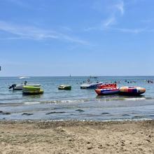 banana boat e gonfiabili da traino sulla spiaggia di sabbiadoro con watersports adrenalina lignano