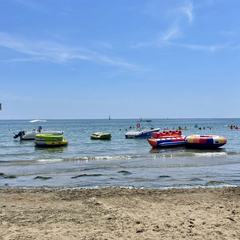 banana boat e gonfiabili da traino sulla spiaggia di sabbiadoro con watersports adrenalina lignano