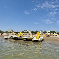 mosconi a noleggio sulla spiaggia di sabbiadoro con watersports adrenalina lignano