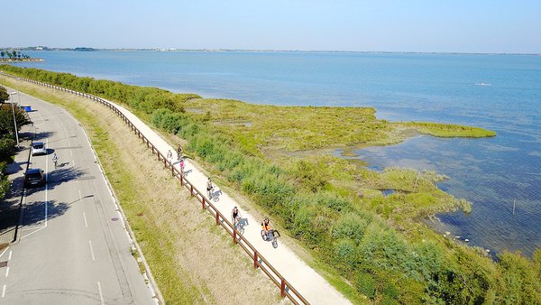 ciclabile-lungo-la-laguna-lignano.jpg