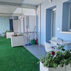 I bilocali dispongono di uno spazio esterno attrezzato con tavolino e sedie lungo il corridoio di accesso