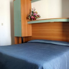 Eines der Schlafzimmer des Hotels Garden in Lignano