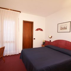 La camera matrimoniale dell'hotel Friuli a Lignano