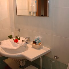 Il bagno nella camera dell'hotel Elvia 