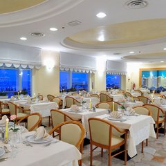 La sala da pranzo dell'hotel Vittoria a Lignano
