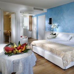Una camera da letto dell'hotel Playa a Lignano