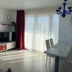 I TRILOCALI sono composti da due camere da letto, una matrimoniale e una singola/doppia, servizi, soggiorno con divano letto e grande terrazza, angolo cottura attrezzato, forno, lavastoviglie, lavatrice, cassaforte, TV, Wi-Fi, aria condizionata e riscalda
