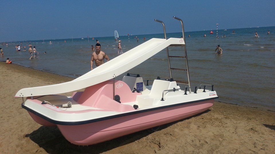 Kindertretboot für Mädchen in Lignano