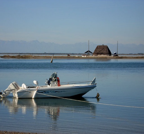 Boat on the Isola di Sant'Andrea © Mirko Ramoni