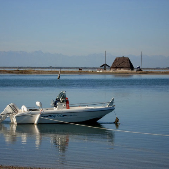 Boat on the Isola di Sant'Andrea © Mirko Ramoni