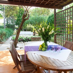 Villa Scultura, area con pergola, tavolo e cucina esterna con vista giardino