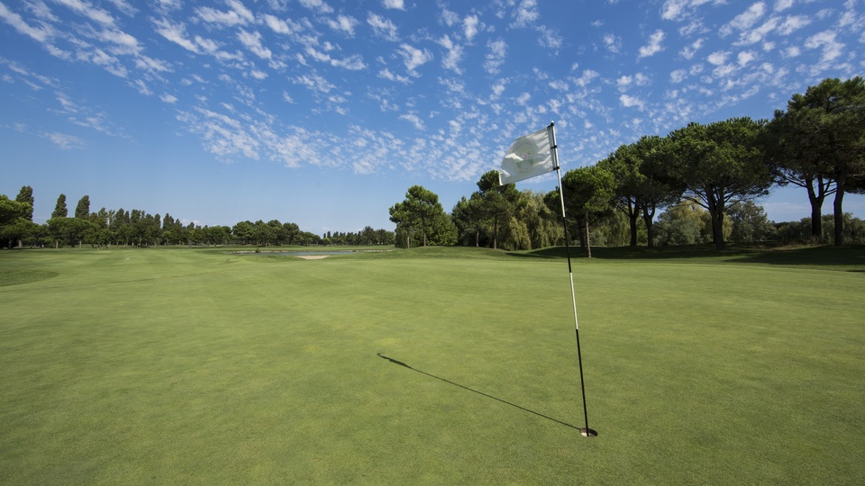 Fahne auf dem Golfplatz in Lignano
